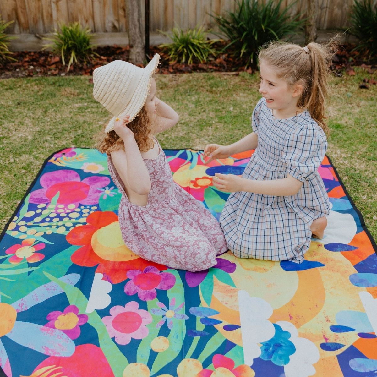 SEASONS IN THE SUN EVERYDAY PICNIC RUG AND BACKPACK SET